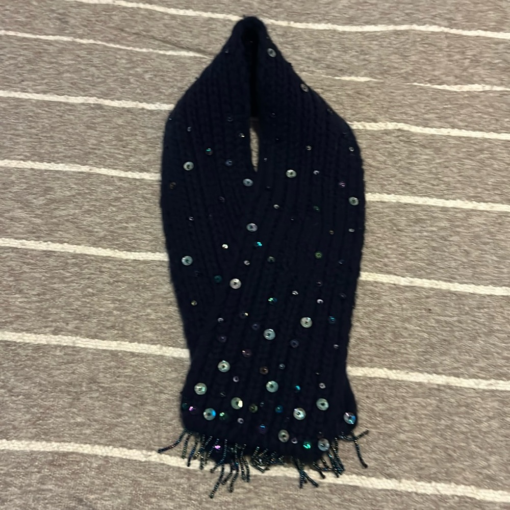 This is a cashmere scarf wraps around the neck super cute detailing